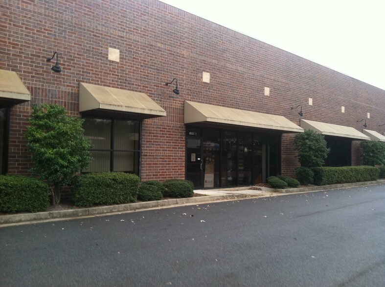 More Photos Of 1890 W Oak Pky, Marietta Showroom For Lease