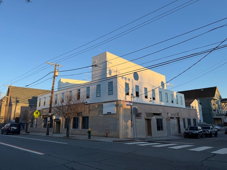 More Photos Of 536-540 Smith St, Providence Light Manufacturing For Sale