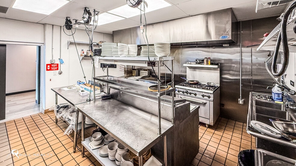 More Photos Of 845 Flat Shoals Ave SE, Atlanta Freestanding For Lease