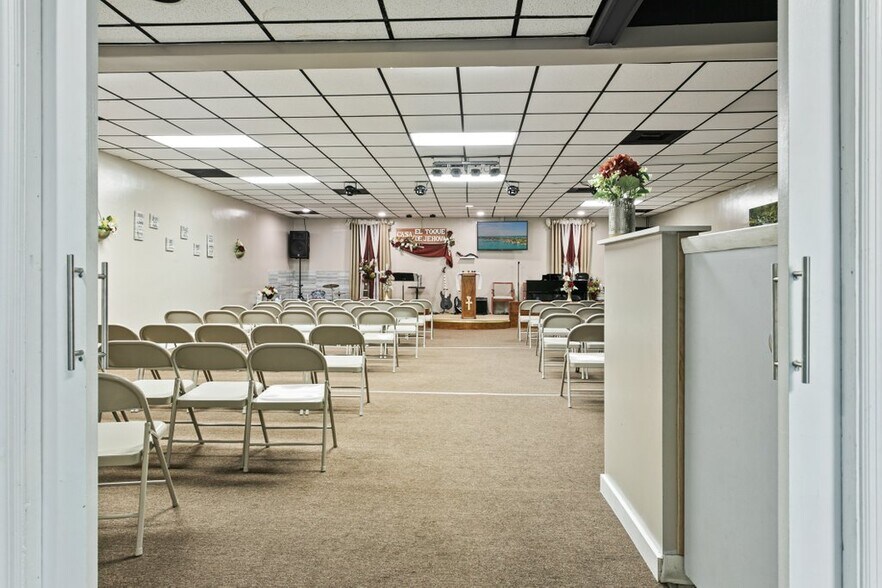 More Photos Of 6701 Beach Blvd, Jacksonville Freestanding For Lease