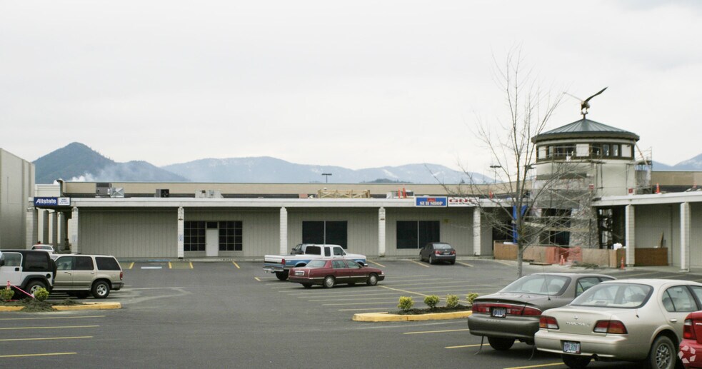 More Photos Of 915 NE D St, Grants Pass General Retail For Lease