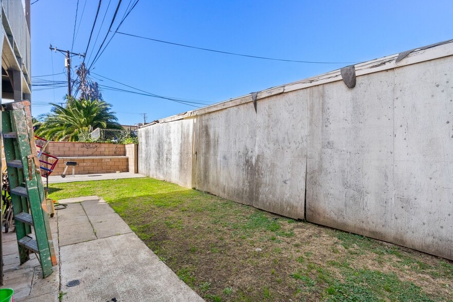 More Photos Of 405-411 1/2 E Esther St, Long Beach Apartments For Sale