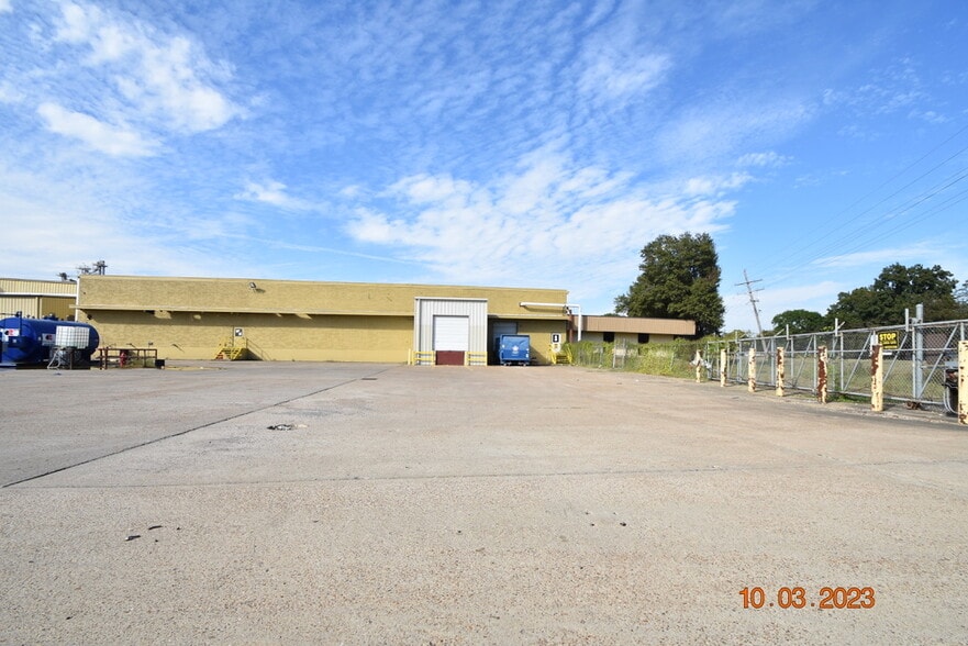 More Photos Of 956 N Broadway St, Greenville Distribution For Sale