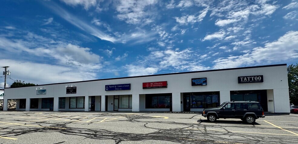More Photos Of 999 W Main Rd, Middletown Storefront For Lease