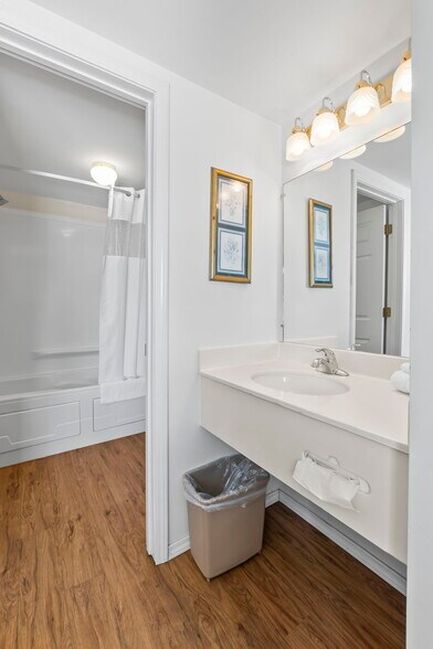 More Photos Of 310 S McCune St, Pilot Knob Hotel For Sale