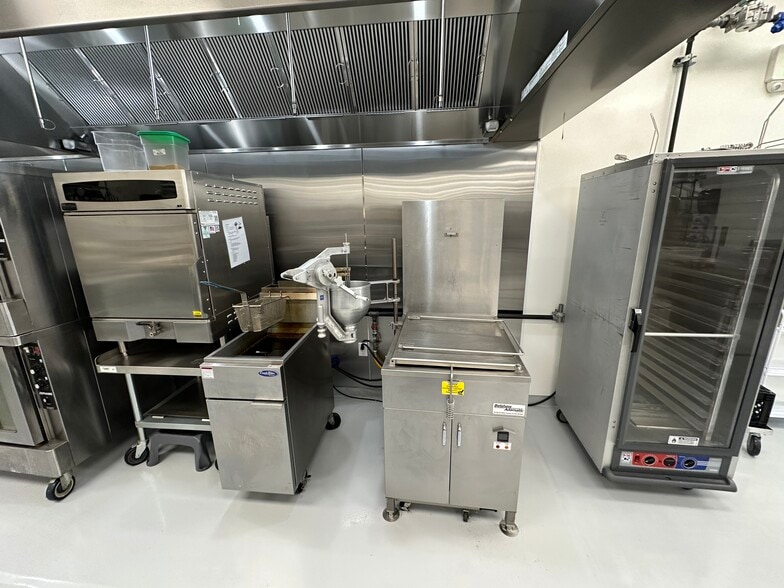 More Photos Of 590 N Main St, Leeds Manufacturing For Sale