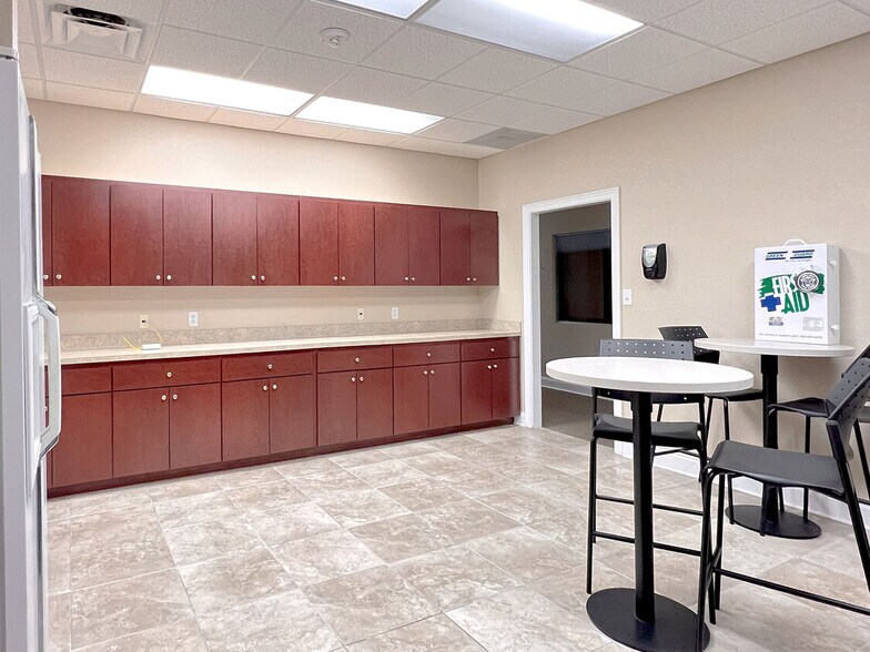 More Photos Of 308 Avenue G SW, Winter Haven Office For Lease