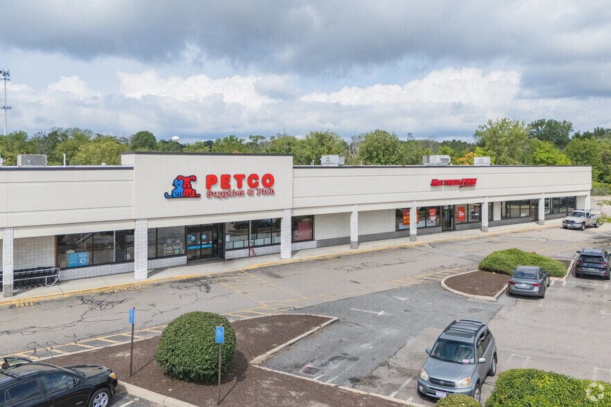 More Photos Of 35 Highland Ave, Seekonk Freestanding For Lease