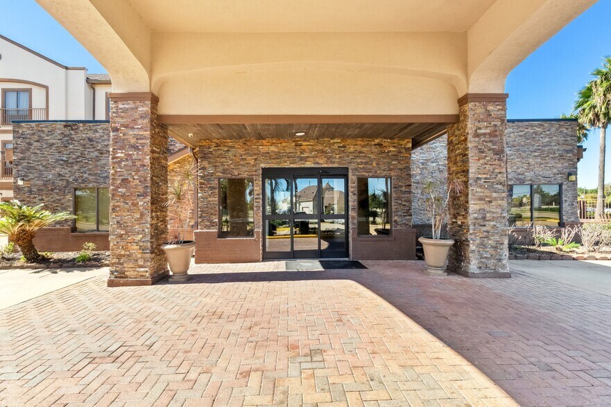 More Photos Of 296 Abner Jackson Pky, Lake Jackson Hotel For Sale