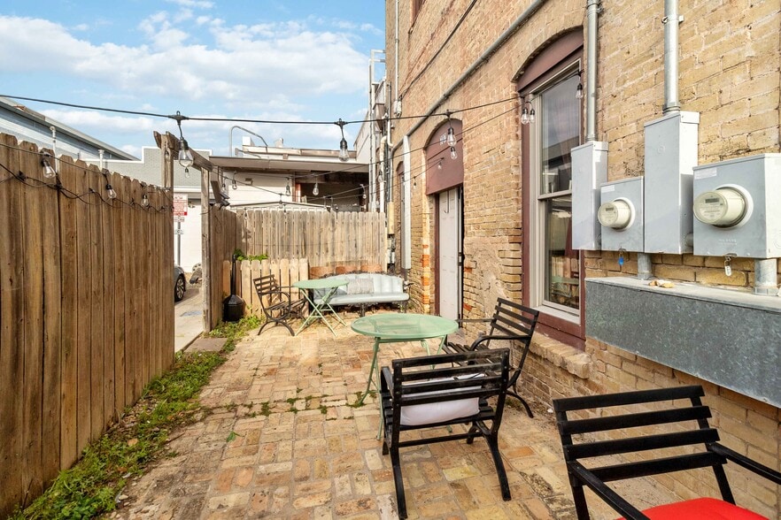 More Photos Of 709 Chestnut St, Bastrop Storefront Retail Residential For Sale