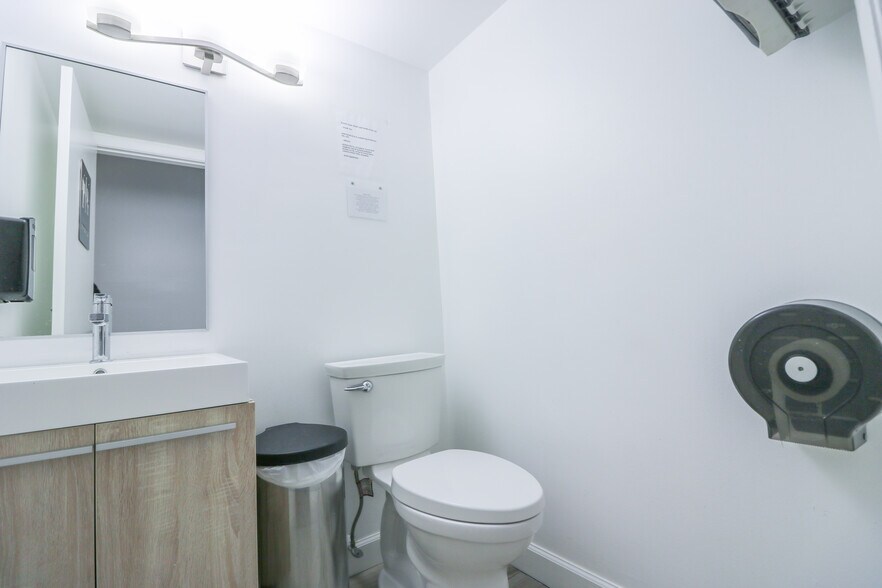 More Photos Of 501 Golden Isles Dr, Hallandale Beach Office For Lease