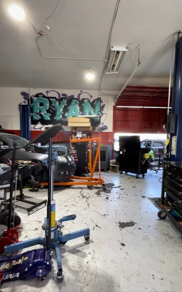 More Photos Of 1765 Athol Ave, Henderson Auto Repair For Sale