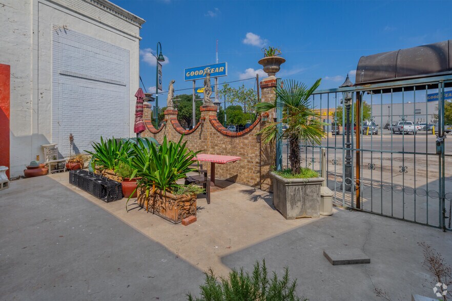 More Photos Of 800 S Alamo St, San Antonio Restaurant For Lease