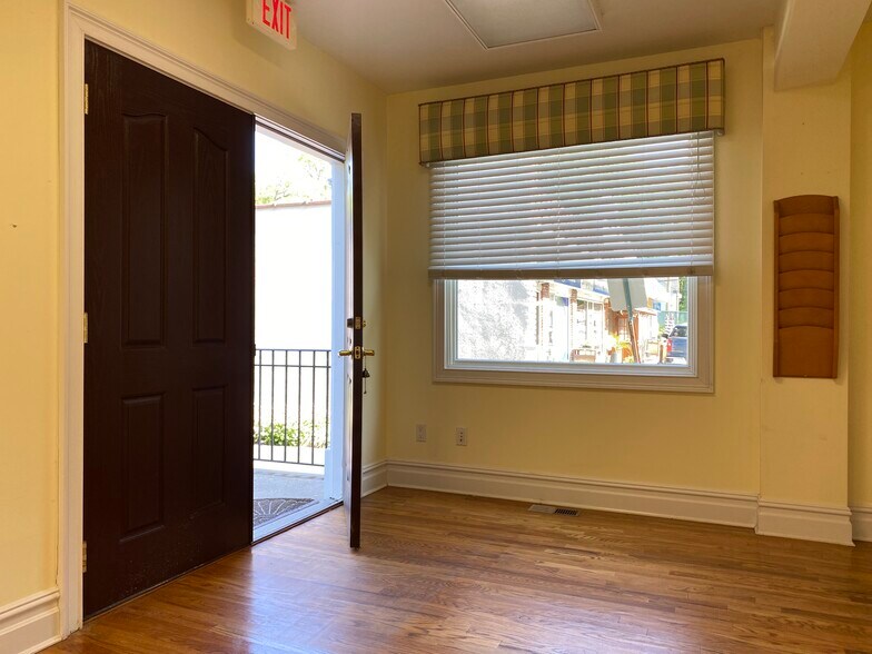 More Photos Of 12 Little Neck Rd, Centerport Storefront Retail Office For Lease