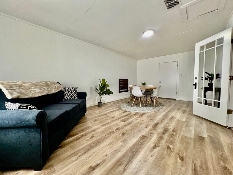 More Photos Of 902 E Highway St, Fredericksburg Specialty For Sale
