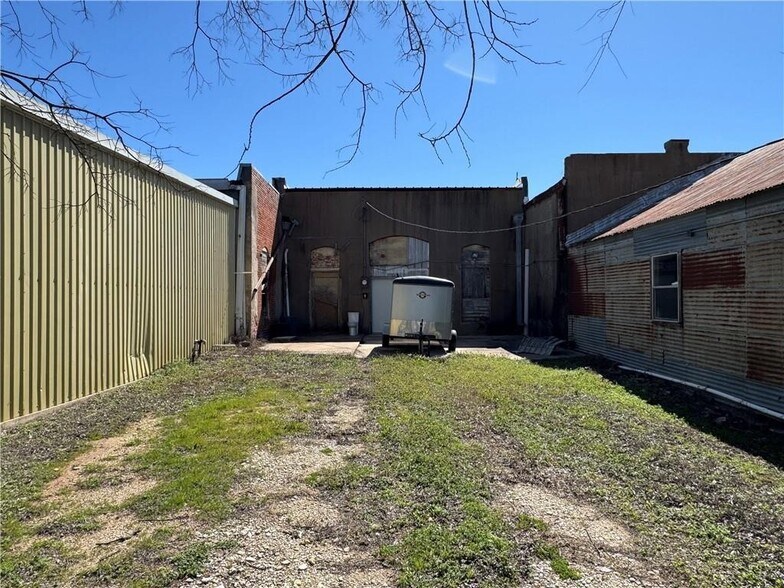 More Photos Of Gassaway Ave, Lott Showroom For Sale