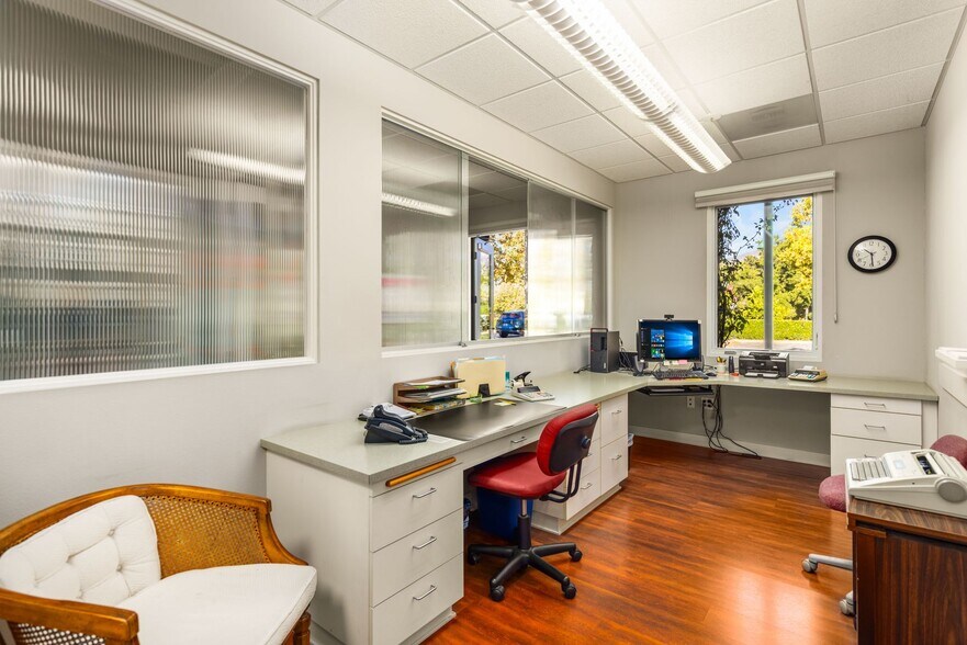 More Photos Of 407 Bryant Cir, Ojai Office For Sale
