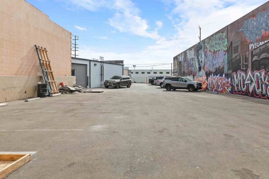 More Photos Of 12712 Saticoy St, North Hollywood Light Distribution For Lease