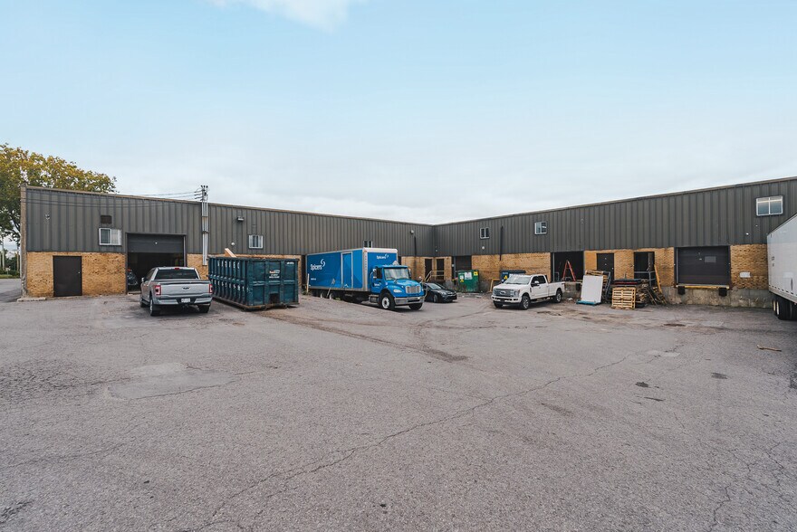 More Photos Of 151-191 Rue Mérizzi, Saint-Laurent Distribution For Lease