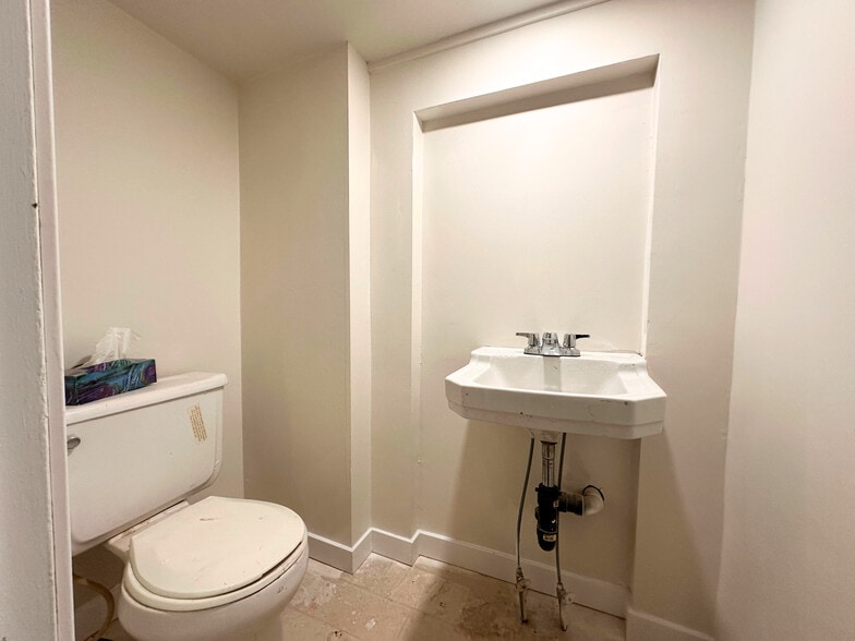 More Photos Of 4613 Kingsway, Burnaby Storefront For Lease