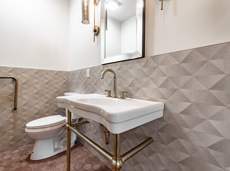 More Photos Of 2506 E Washington St, Indianapolis Storefront Retail Office For Sale