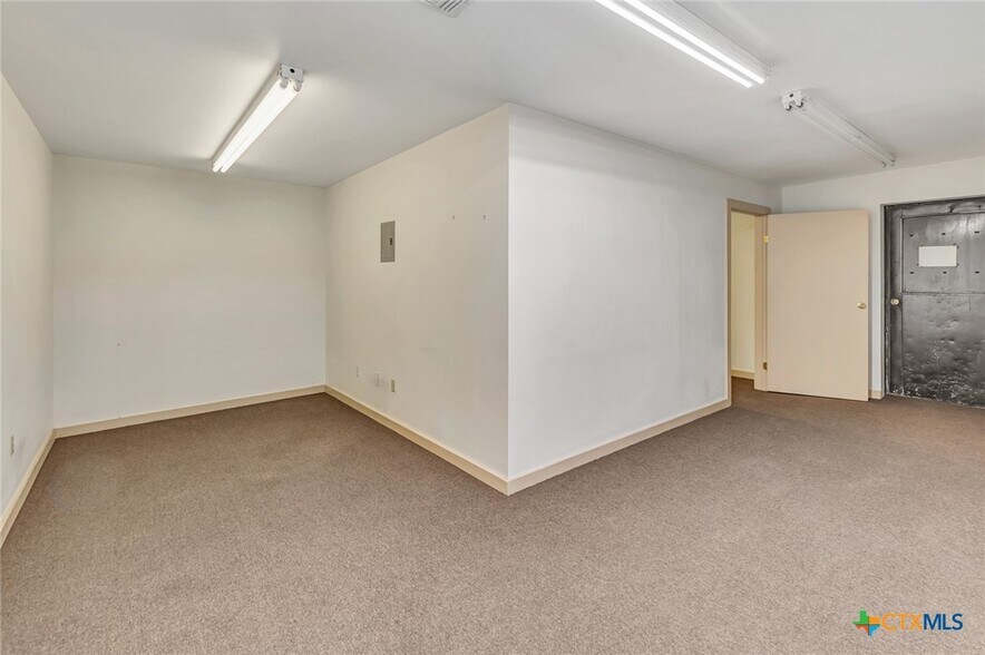 More Photos Of 306 N Wells St, Edna Office For Sale