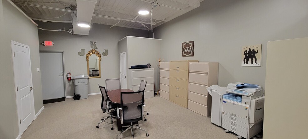 More Photos Of 202 Santa Fe Dr, Weatherford Storefront For Lease