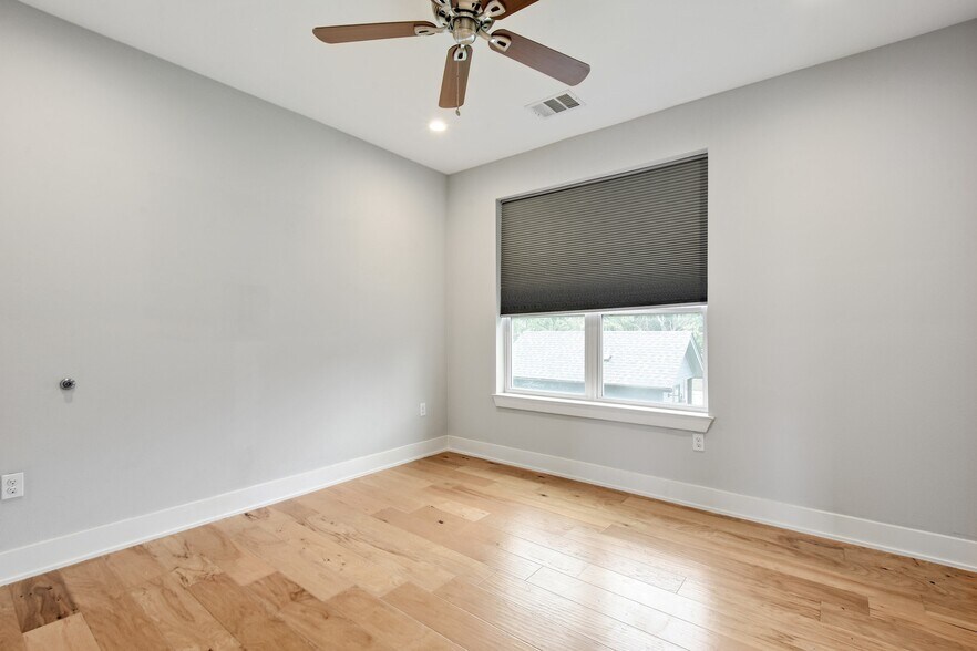 More Photos Of 4005 A/B Clawson Rd, Austin Specialty For Sale