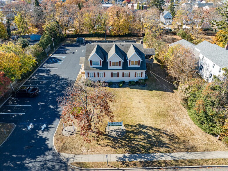 More Photos Of 24 Brentwood Rd, Bay Shore Medical For Sale