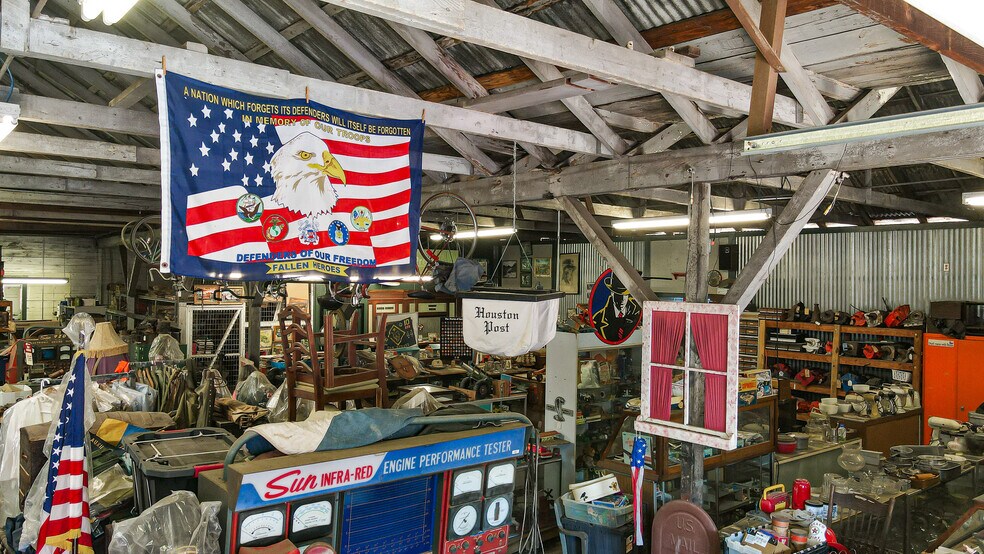 More Photos Of 200 W First St, Brenham Warehouse For Sale