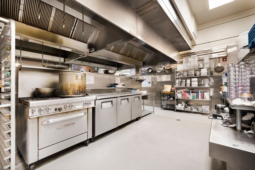 More Photos Of 229 Broadway St, Chico Bar For Lease