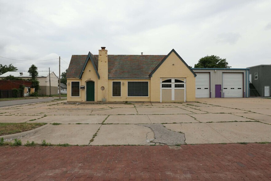 Primary Photo Of 126 S Pine St, Ponca City Warehouse For Sale