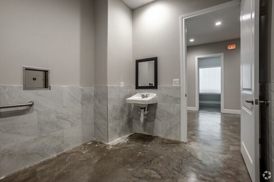 More Photos Of 1904 Longmire Rd, Conroe Unknown For Lease