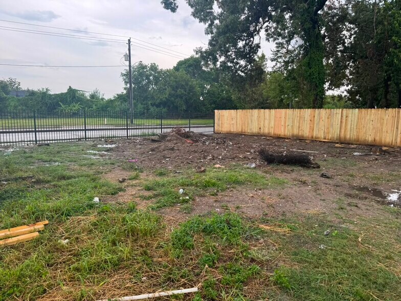 More Photos Of 3801 Delano St, Houston General Retail For Sale
