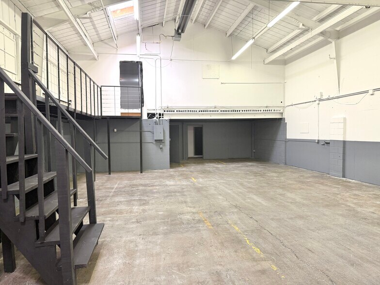 More Photos Of 3147 NE California St, Minneapolis Warehouse For Lease