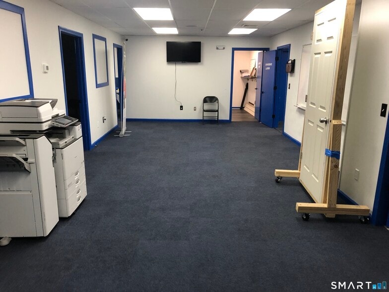 More Photos Of 400 Chapel Rd, South Windsor Flex For Sale