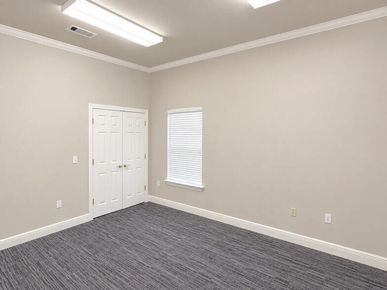 More Photos Of 10621 Plaza Americana, Baton Rouge Office For Lease