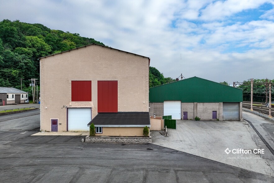 More Photos Of 126 E Dickerson St, Dover Warehouse For Lease