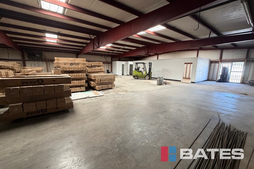 More Photos Of 1850 W Commerce St, Dallas Distribution For Lease