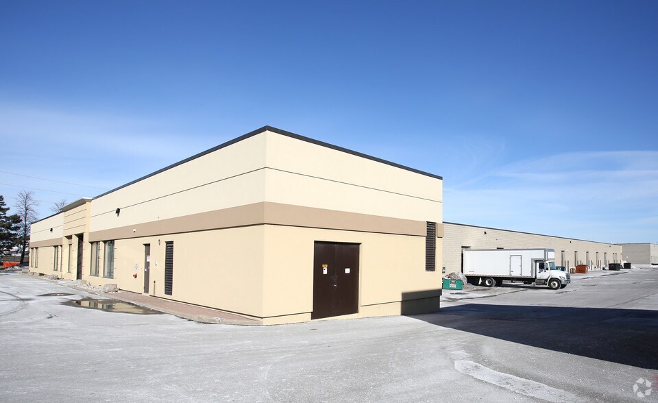 More Photos Of 1680 Courtneypark Dr E, Mississauga Light Distribution For Lease