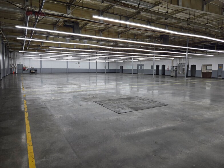 More Photos Of 16750 Schoenborn St, North Hills Flex For Sale