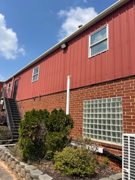 More Photos Of 334 N Clarendon Ave, Scottdale Warehouse For Lease