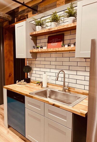 Primary Photo Of 160 S Poplar St, Elizabethtown Showroom For Lease