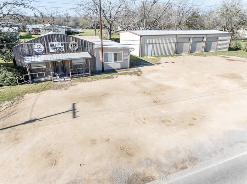 More Photos Of 713 N Riedel St, Yorktown Office For Sale