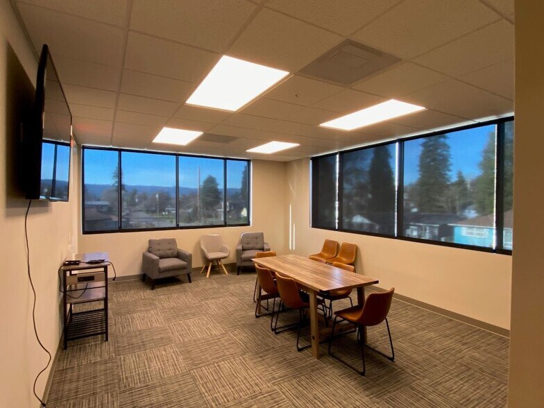 More Photos Of 735 E Clarendon St, Gladstone Office For Sale