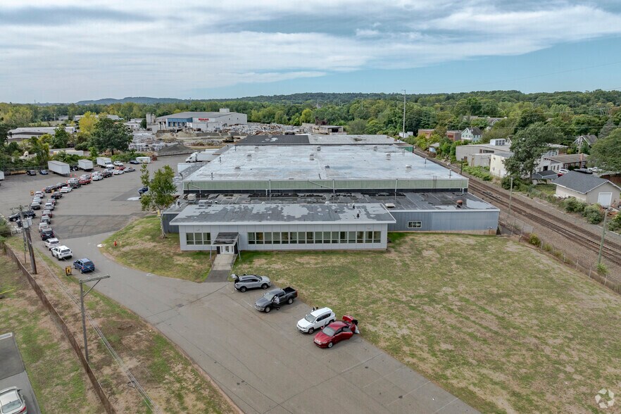 More Photos Of 75 Old Broadway E, North Haven Warehouse For Lease