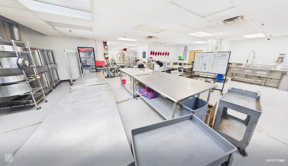 More Photos Of 27 Utter Ave, Hawthorne Manufacturing For Lease