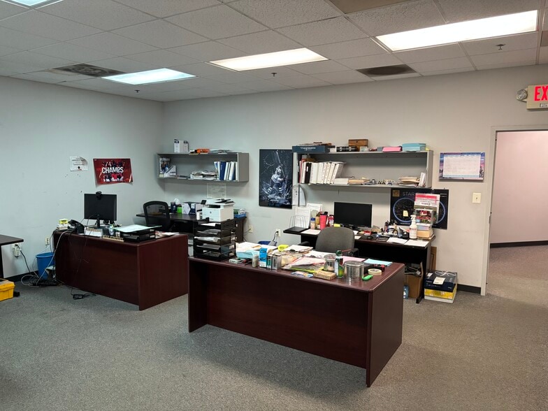 More Photos Of 22570 Glenn Dr, Sterling Flex For Sale