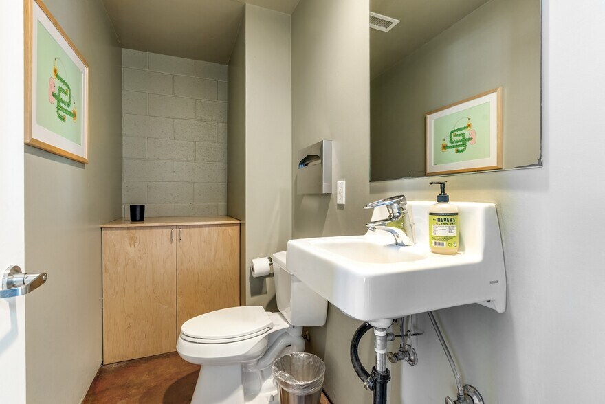 More Photos Of 2114 Narcissus Ct, Venice Office For Lease