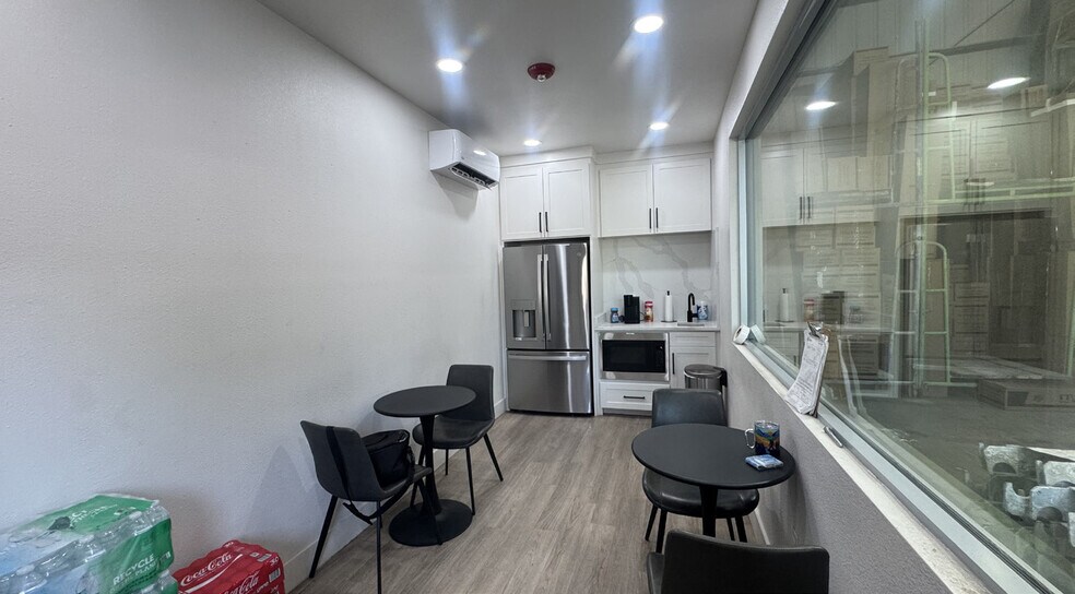 More Photos Of 717 Tower Ln, McKinney Warehouse For Lease